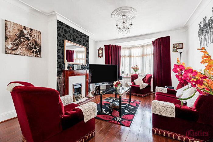 3 Bedroom House For Sale In Hedge Lane, London, N13