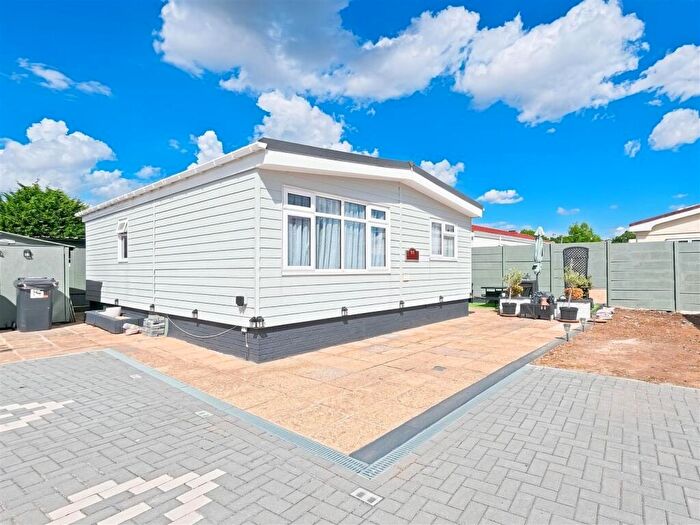 2 Bedroom Bungalow For Sale In Dengrove Park, Broadoak, Canterbury, CT2