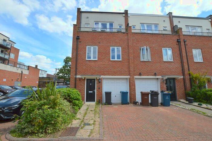 4 Bedroom End Of Terrace House To Rent In Tilbury Close, Hatch End, HA5