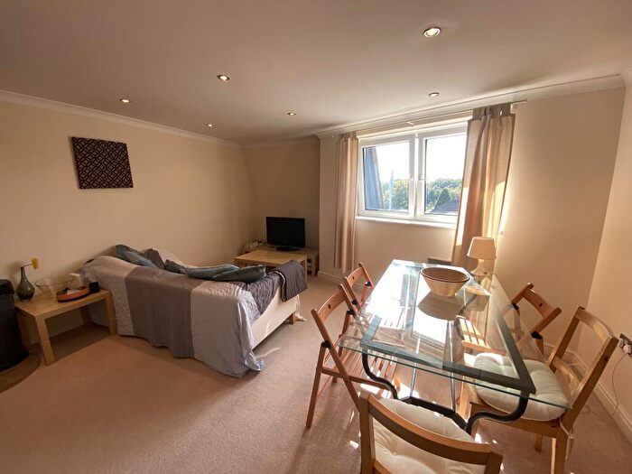 2 Bedroom Flat To Rent In Lakelands Court, Cyncoed, CF23