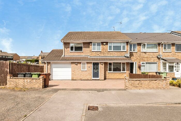 6 Bedroom Property For Sale In Oban Close, Tingley, Wakefield, WF3