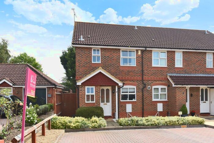 3 Bedroom Property To Rent In Coniston Close, Woodley, Reading, RG5