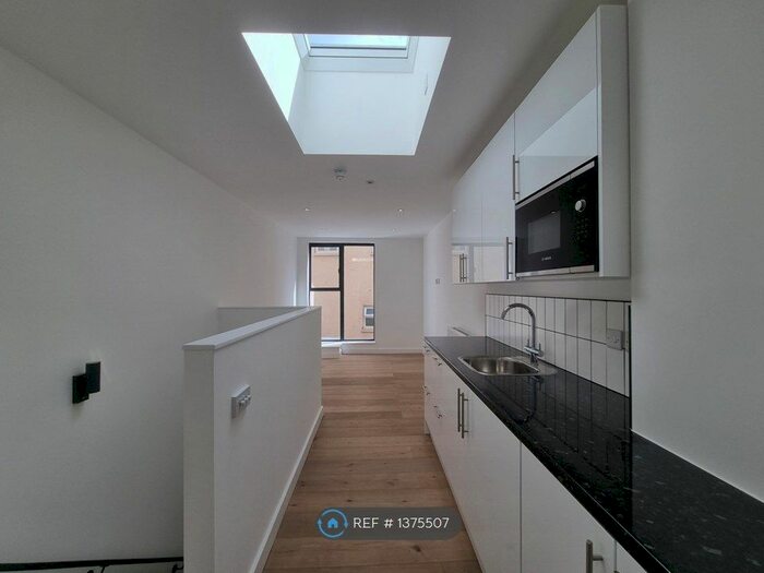 Studio To Rent In Balham High Road, London, SW12