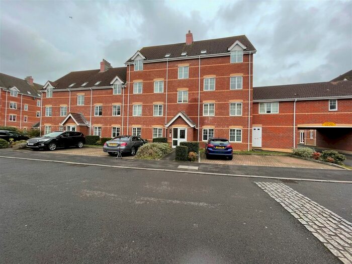2 Bedroom Flat To Rent In Windsor Court, Newbury, RG14