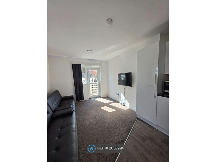 8 Bedroom Detached House To Rent In Pen-Y-Wain Road, Cardiff, CF24