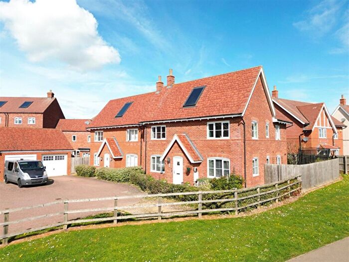 4 Bedroom Detached House For Sale In Wortham Close, Great Denham, Bedford, MK40