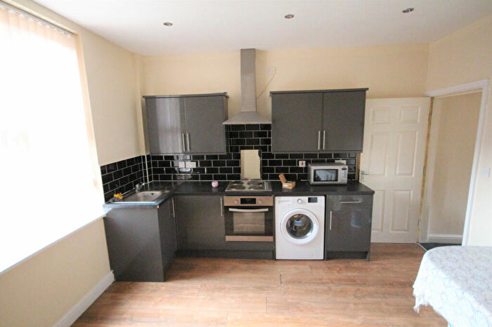 1 Bedroom Flat To Rent In Sholebroke Place, Leeds, West Yorkshire, LS7