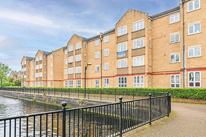 2 Bedroom Flat To Rent In Wheat Sheaf Close, Docklands, London, E14