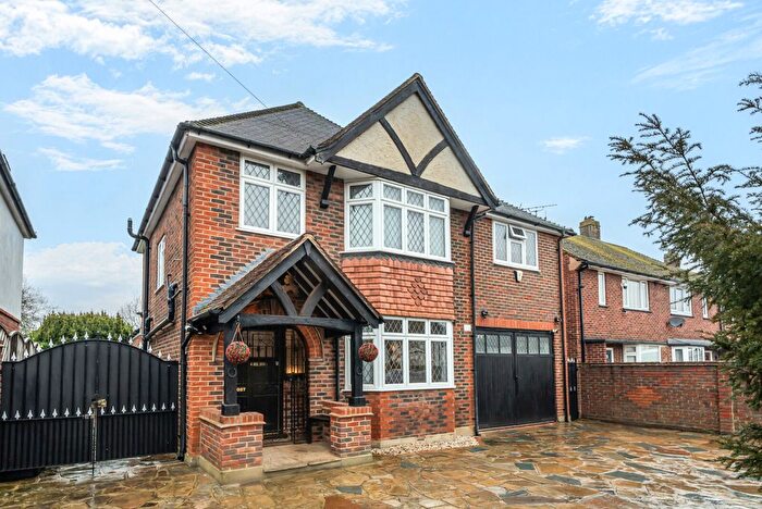 4 Bedroom Detached House For Sale In School Lane, Addlestone, KT15