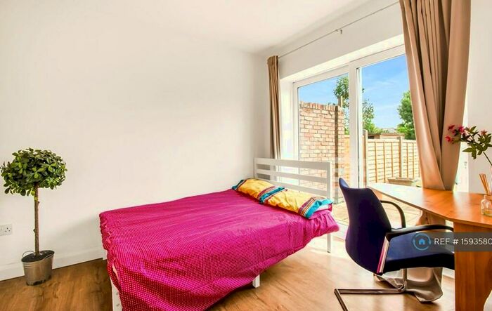 5 Bedroom Semi-Detached House To Rent In Cypress Road, Guildford, GU1