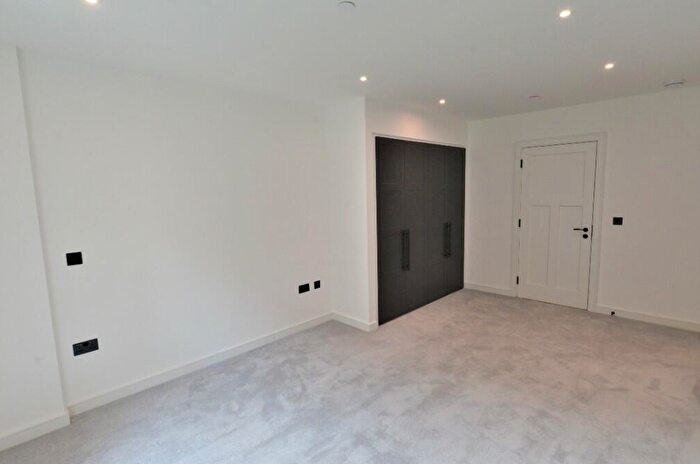 2 Bedroom Flat To Rent In Brook Street, Kingston Upon Thames, Surrey, KT1