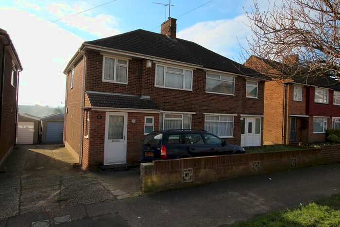 3 Bedroom Semi-Detached House To Rent In Pennine Avenue, Luton, LU3