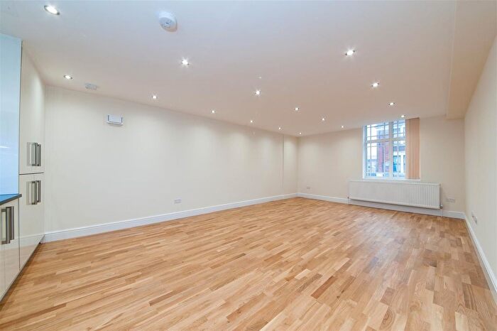 2 Bedroom Flat To Rent In Tooting High Street, London, SW17