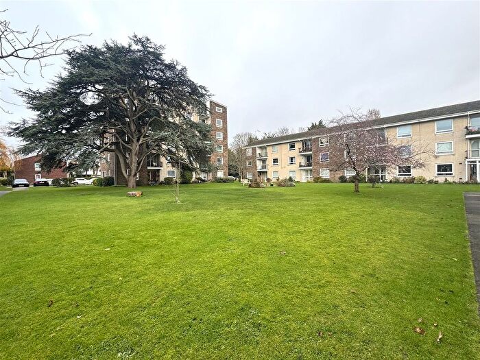 1 Bedroom Flat To Rent In Pevensey Garden, Marine, Worthing, BN11