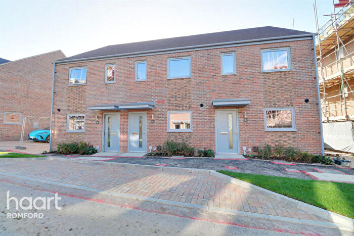 2 Bedroom End Of Terrace House To Rent In Brimstone Place - Harold Hill -, RM3