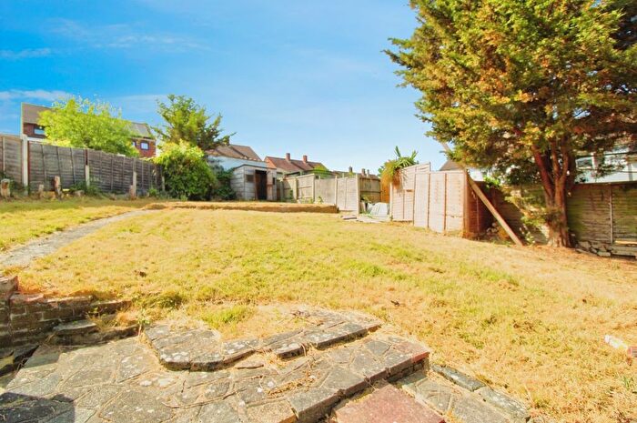 4 Bedroom End Of Terrace House To Rent In Romford, RM3