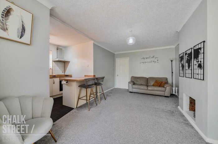 2 Bedroom Semi-Detached Bungalow For Sale In Arterial Avenue, Rainham, RM13