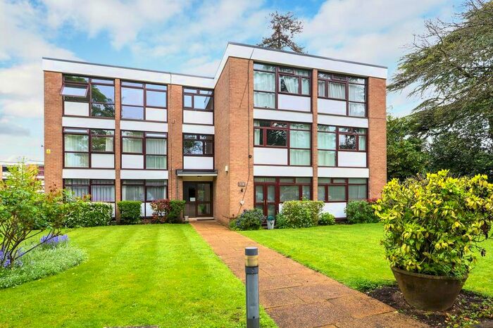 2 Bedroom Flat To Rent In Beechcroft Manor, Weybridge, KT13
