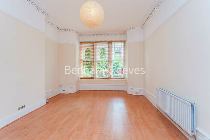 2 Bedroom Apartment To Rent In Whitehall Park, Archway, N19