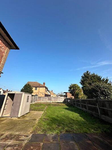 2 Bedroom Flat To Rent In Crown Road, Ilford, Barkingside, Ig1