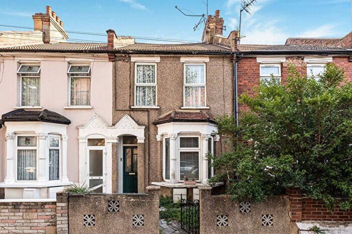 2 Bedroom Flat For Sale In St. Heliers Road, Leyton, E10