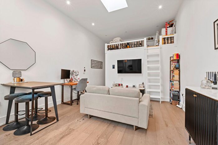 1 Bedroom Flat For Sale In Longmans Mews, London, SW20