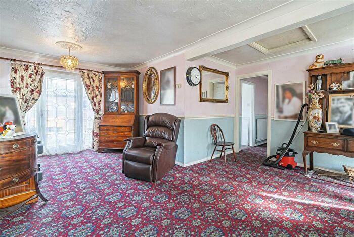 2 Bedroom Detached Bungalow For Sale In Cranford Park Drive, Yateley, Hampshire, GU46