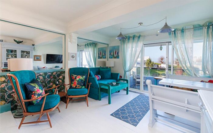 2 Bedroom Flat For Sale In The Parade, Cowes, PO31