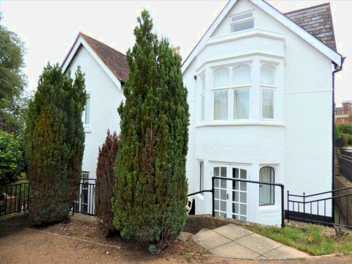 2 Bedroom Flat To Rent In Leatherhead, KT22