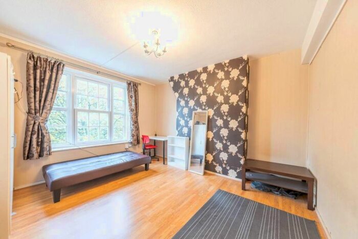 3 Bedroom Flat To Rent In Phoenix Road, Kings Cross, NW1