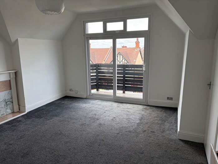 2 Bedroom Flat To Rent In Valkyrie Road, Westcliff-on-sea, Southend-on-sea, SS0