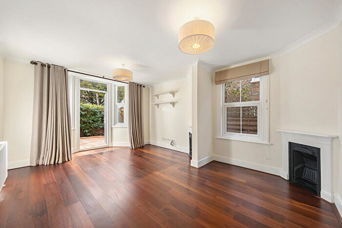 2 Bedroom Flat To Rent In Barnard Road, London, SW11