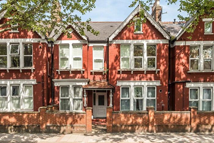 2 Bedroom Flat For Sale In Cavendish Road, Clapham, SW12