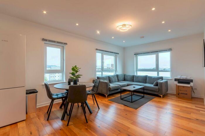 3 Bedroom Flat To Rent In New Mart Place Edinburgh United Kingdom, EH14