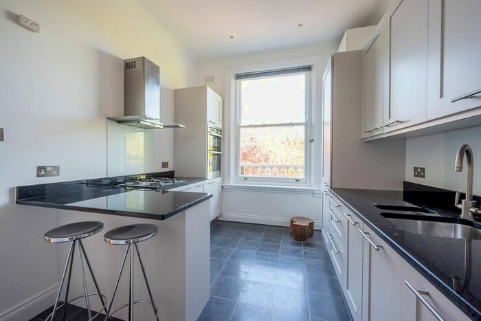 2 Bedroom Flat To Rent In Putney Hill, Putney, London, SW15