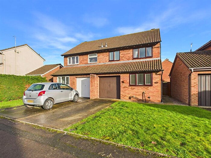 3 Bedroom Semi Detached House For Sale In Wentworth Close, Longlevens, Gloucester, GL2