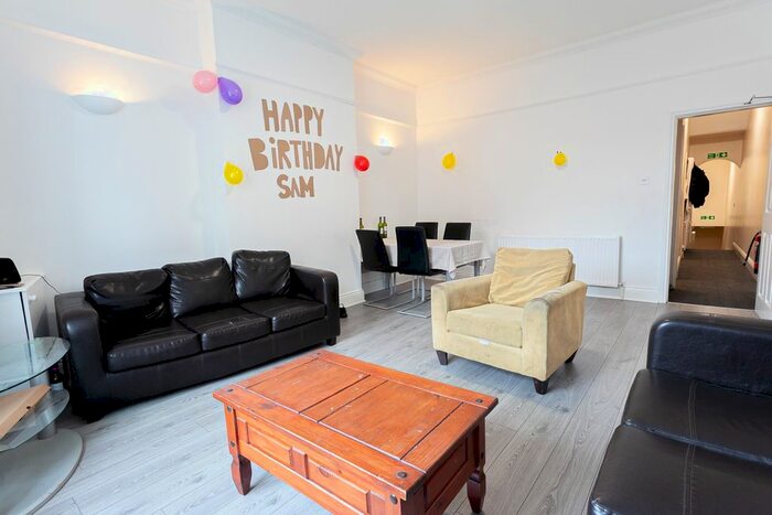 4 Bedroom Flat To Rent In Wilmslow Road, Fallowfield M14