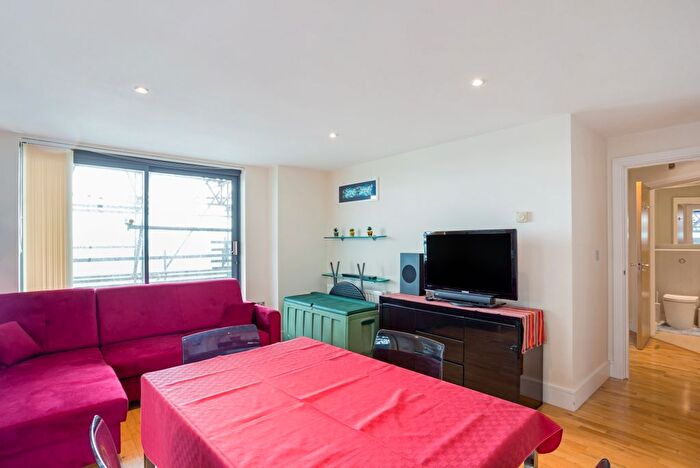 2 Bedroom Flat To Rent In Chrisp Street, E14