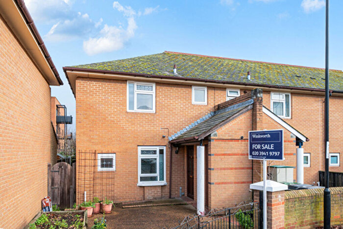 3 Bedroom End Of Terrace House For Sale In Acorn Way, London, SE23