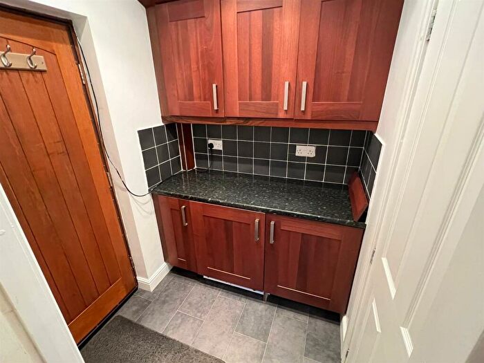 2 Bedroom End Of Terrace House To Rent In Crosland Hill Road, Crosland Moor, Huddersfield, HD4