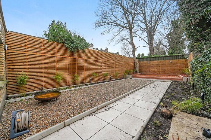 2 Bedroom Flat For Sale In Uxbridge Road, Shepherds Bush, W12