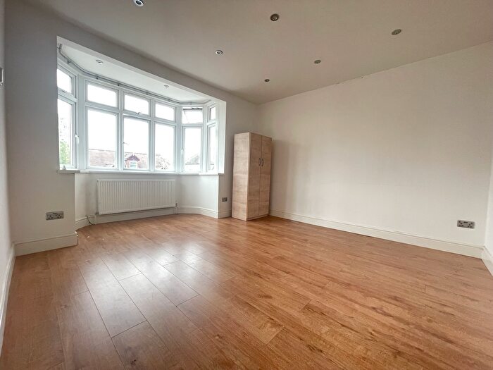 2 Bedroom Flat To Rent In Breamore Road, Ilford, IG3