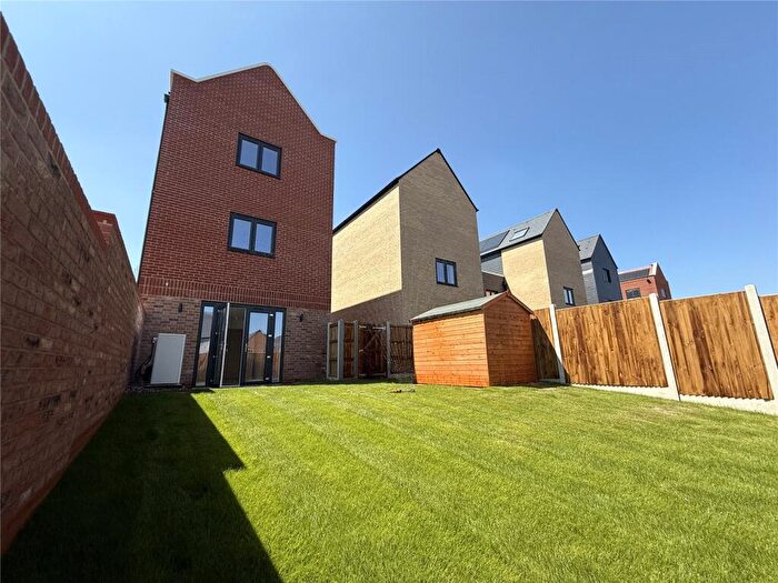 3 Bedroom Detached House To Rent In Joseph Ward Close, Chelmsford, Essex, CM1