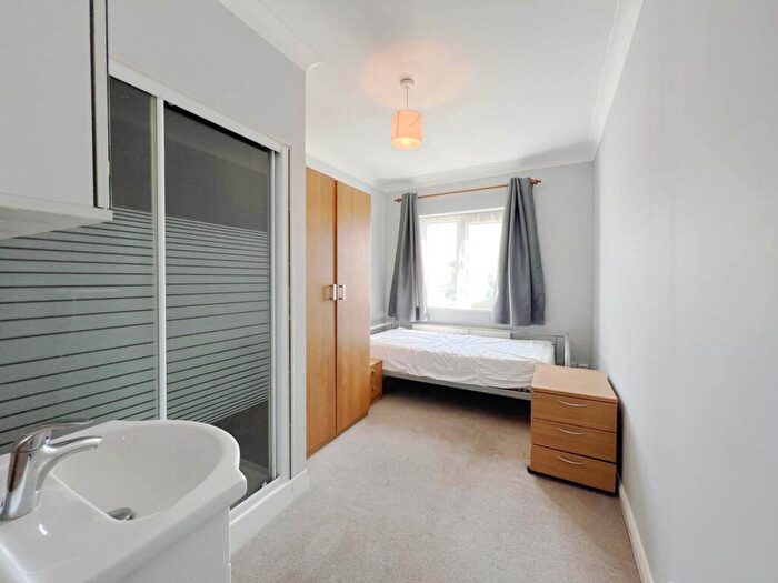 Semi-Detached House To Rent In Malden Way, New Malden, KT3