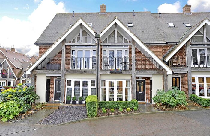 4 Bedroom Property To Rent In Uplands Road, Guildford, Surrey, GU1