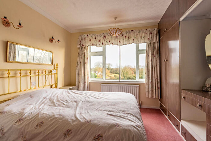 3 Bedroom Detached House For Sale In Elaine Gardens, Woodside, Luton, Bedfordshire, LU1