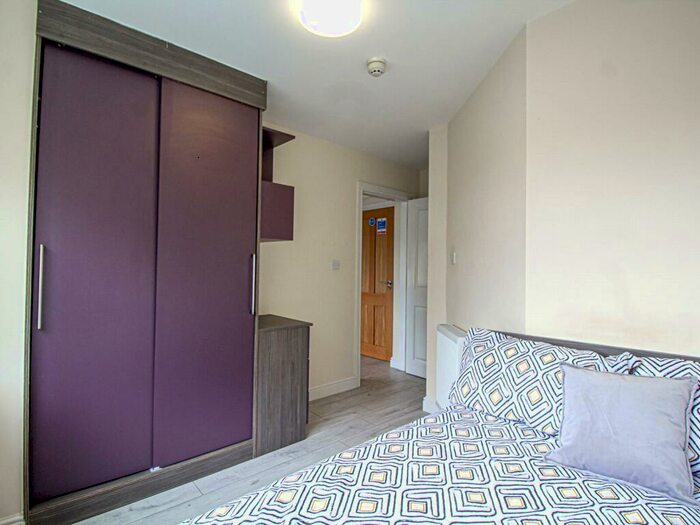 1 Bedroom Apartment To Rent In Headingley Lane, Leeds, West Yorkshire, LS6