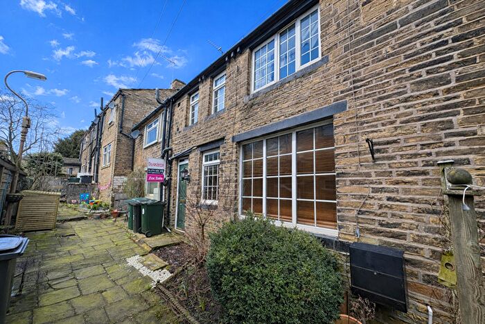 2 Bedroom Cottage For Sale In Back Fold, Clayton, Bradford, BD14