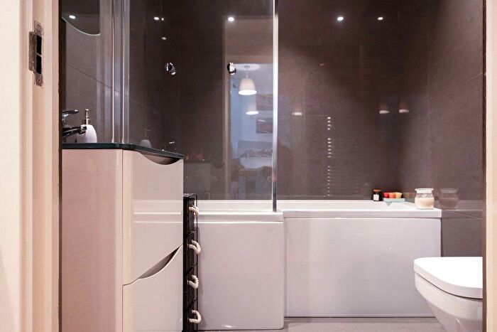 2 Bedroom Flat For Sale In Oliver Court, Ley Farm Close, Watford, Hertfordshire, WD25