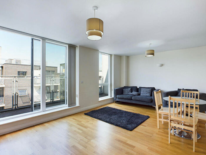 2 Bedroom Apartment To Rent In Hallmark Court, Limehouse, E14